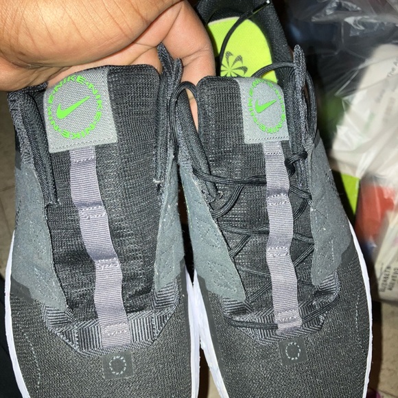 Missing a shoelace - Picture 4 of 4